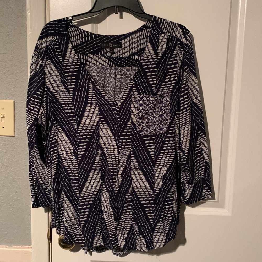 Cute navy and white top.